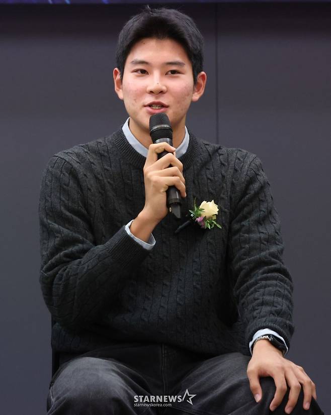 '2025 퓨처스 스타대상' 시상식이 24일 서울 중구 한국프레스센터 19층 기자회견장에서 열렸다.  하현승(부산고2)이 야구 부문 미래스타상을 수상한 후 소감을 밝히고 있다.  수상자는 야구 대상 김민준(대구고·SSG) ,스타상 오재원(유신고·한화), 미래스타상 하현승(부산고2) 엄준상(덕수고2)  축구 스타상 김현오(충남기계공고·대전하나시티즌) 박시후(신평고·충남아산), 미래스타상> 박도훈(현풍고2) 김태호(경북자연과학고1)   농구 대상 에디 다니엘(용산고·서울 SK), 스타상 이가현(수피아여고·인천 신한은행), 미래스타상 윤지원(경복고2)  배구 스타상 방강호(제천산업고·한국전력) 이지윤(중앙여고·한국도로공사), 미래스타상 박서윤(중앙여고1)이다. /사진=김진경 대기자