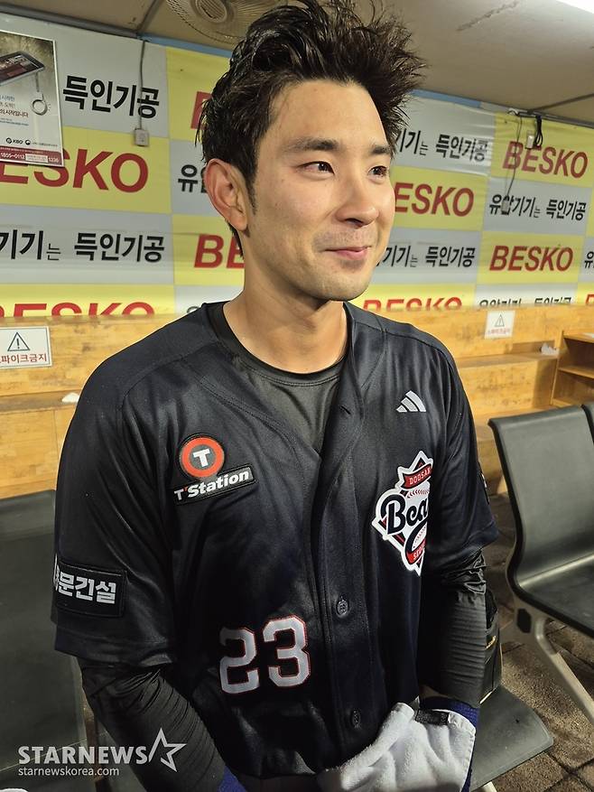두산 강승호가 29일 삼성전 후 인터뷰를 하고 있다. 동료들이 음료수를 뿌려 유니폼이 젖어 있다. /사진=신화섭 기자