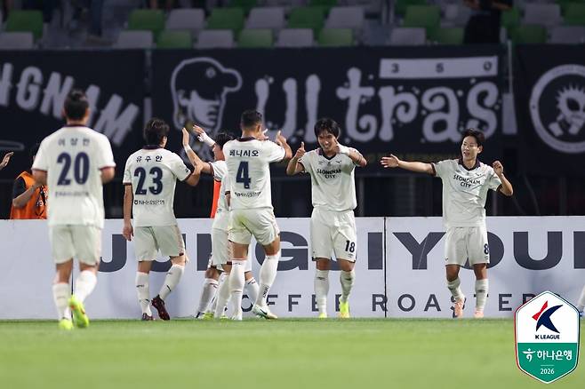 성남FC 선수들이 30일 오후 7시 수원종합운동장에서 열린 하나은행 K리그2 2026 13라운드 수원FC전 선제골 선언 직후 세리머니하고 있다. 이후 득점은 오프사이드로 취소. /사진=한국프로축구연맹 제공