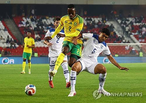 한국과 2026 국제축구연맹(FIFA) 북중미 월드컵 조별예선에서 맞붙는 남아프리카공화국(남아공)이 월드컵을 앞두고 진행한 출정식에서 약체 니카라과와 헛심공방 끝에 득점 없이 비겼다. FIFA 랭킹이 무려 70계단 이상 차이가 나는 팀에 패배한 남아공은 출정식에서 승리하지 못하며 좋지 않은 분위기 속에서 결전지로 떠나게 됐다. 사진 연합뉴스