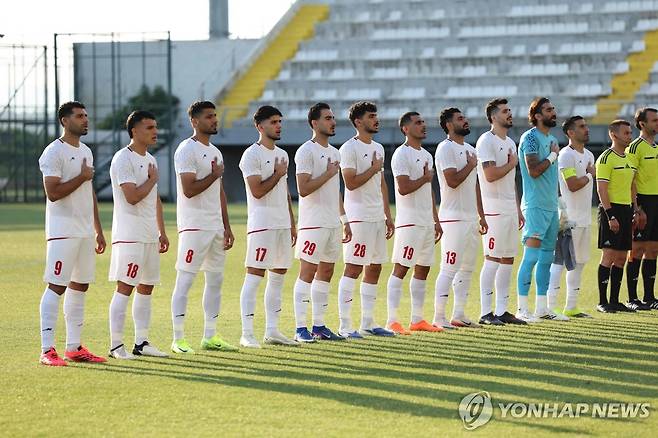 감비아와 친선경기 치르는 이란 축구대표팀. [AFP=연합뉴스]