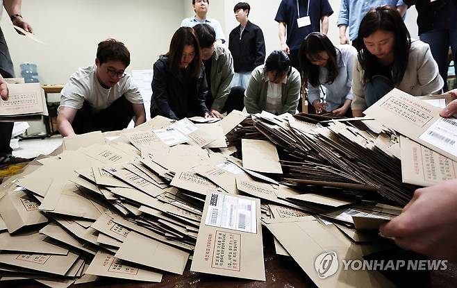 사전투표 종료, 관외 투표지 분류하는 관계자들 (영종도=연합뉴스) 이진욱 기자 = 6·3 지방선거 사전투표 둘째날인 30일 인천국제공항 제1터미널 출국장에 설치된 사전투표소에서 관계자들이 관외 투표용지를 정리하고 있다. 2026.5.30 cityboy@yna.co.kr