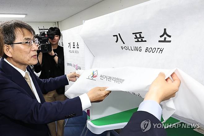 사전투표소 찾은 노태악 선관위원장 (서울=연합뉴스) 이진욱 기자 = 노태악 중앙선거관리위원회 위원장이 28일 서울 서대문구 서부교육지원청에 마련된 제9회 전국동시지방선거 사전투표소를 찾아 준비상황을 점검하고 있다. 2026.5.28 cityboy@yna.co.kr