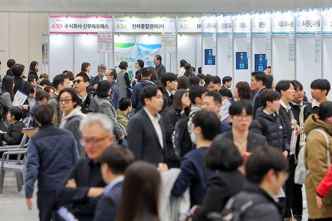 ▲ 수원특례시 영통구 수원컨벤션센터에서 열린 2026 수원시 일자리 박람회를 찾은 구직자들이 구직활동을 하고 있다./전광현 기자 maggie@incheonilbo.com