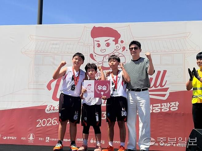 31일 수원 행궁광장 특별코트서 열린 2026 위너볼 3x3 농구대회 초등부서 우승을 차지한 팀 KT가 기념촬영을 하고 있다. 조승화 기자