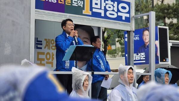 더불어민주당 김남준 후보가 지난 21일 계양역에서 열린 '계양을 원팀' 출정식에서 박형우 계양구청장 후보의 유세차에 올라 첫 선거운동을 하고 있다. /김다인 기자 d00n@kihoilbo.co.kr