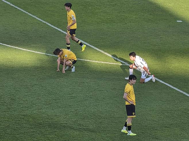 31일 광양축구전용구장에서 전남드래곤즈와 서울이랜드의 하나은행 K리그2 2026 14라운드 경기가 진행됐다. 전남 선수들이 경기 후 그라운드에서 아쉬워하고 있다./양준혁 기자