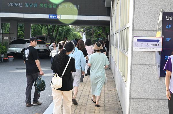사전 투표 마지막날인 30일 오후 5시 유권자들이 투표를 하기 위해 창원시 성산구 반송동행정복지센터 투표소로 들어가고 있다. /김구연 기자