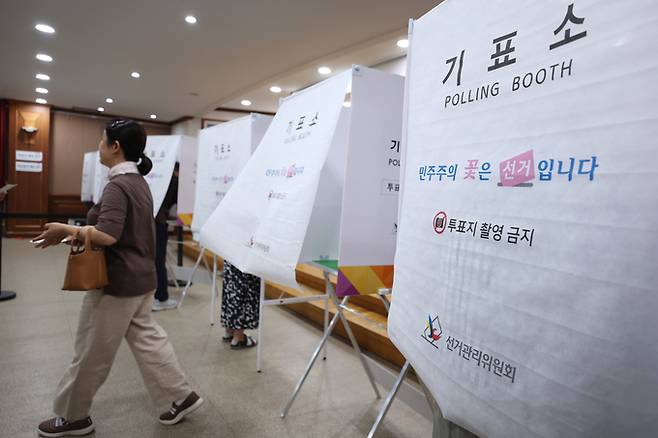 ▲ 제9회 전국동시지방선거 사전투표 첫날인 29일 대구 수성구 고산2동 행정복지센터에 마련된 사전투표소에서 유권자들이 소중한 한 표를 행사하고 있다. 권남인 기자 kni@kyongbuk.com