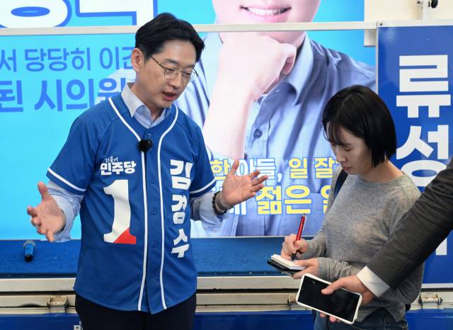 PM 13:50 김 후보가 창원 부부도계시장에서 본지 김현미 기자와 인터뷰하고 있다./김승권 기자/