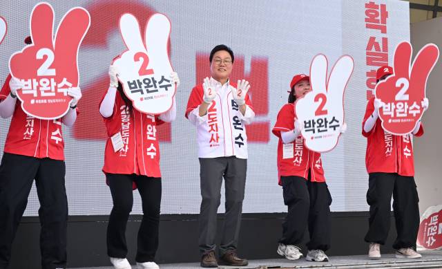 PM 15:40 박 후보가 창원NC파크 입구에서 선거운동원들과 율동을 하고 있다./전강용 기자/