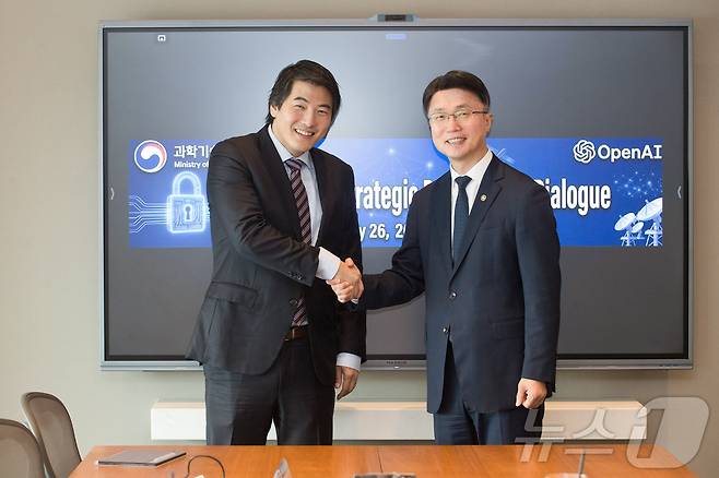 류제명 과학기술정보통신부 제2차관이 26일 서울 영등포구 여의도 ThreeIFC 회의실에서 제이슨 권 오픈AI CSO를 만나 AI 보안위협 대응 등 협력방안을 논의하기 전 기념촬영을 하고 있다. (과학기술정보통신부 제공. 재판매 및 DB 금지) ⓒ 뉴스1 김성진 기자