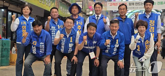 한병도 민주당 원내대표갸 31일 김제전통시장을 찾아 박지원 군산·김제·부안을 후보를 지원하고 있다.(박지원 후보 캠프 제공. 재판매 및 DB금지)