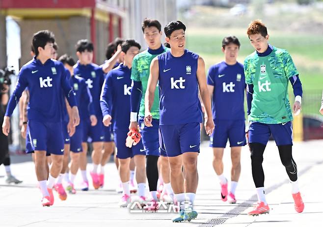 축구국가대표팀의 손흥민(가운데)와 선수들이 28일(한국시간) 미국 유타주 헤리먼 자이언스 뱅크 트레이닝 센터에서 훈련을 하기 위해 그라운드로 나서고 있다. 2026. 5. 28. 헤리먼(미 유타주) | 박진업 기자 upandup@sportsseoul.com