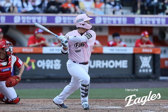 한화 강백호가 30일 대전 한화생명 볼파크에서 열린 2026 KBO리그 정규시즌 SSG와 경기에서 적시타를 치고 있다. 사진 | 한화 이글스