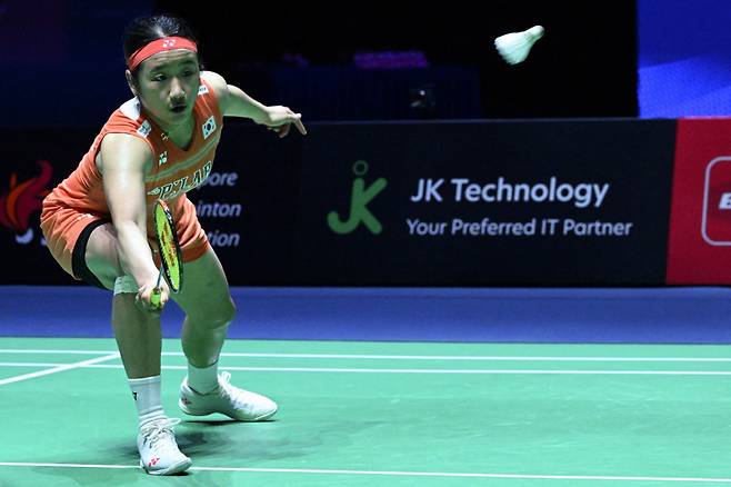 An Se-young of South Korea hits a return to Akane Yamaguchi of Japan in the women?s singles final match of the KFF Singapore Open Badminton tournament in Singapore on May 31, 2026. (Photo by Roslan RAHMAN / AFP)
<저작권자(c) 연합뉴스, 무단 전재-재배포, AI 학습 및 활용 금지>