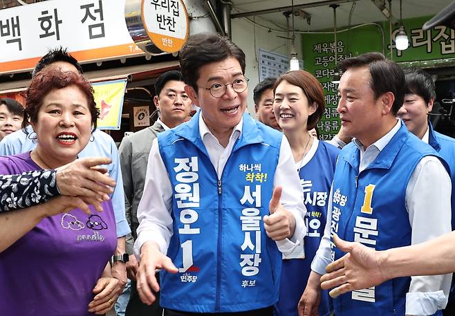 더불어민주당 정원오 서울시장 후보가 지난 30일 서울 광진구 자양전통시장을 찾아 상인들과 대화하고 있다. /연합뉴스