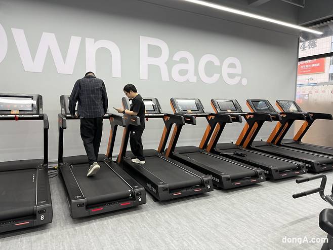 샥즈 본사 체육관에서 수시로 제품을 테스트하는 직원들. 김상준 기자 ksj@donga.com