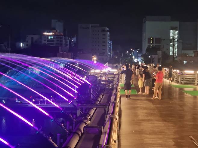 기사 이해를 돕기 위핸 2024년 여름  강릉 월화교 음악분수쇼 자료 사진으로 기사 내용과 직접 관련 없음. ⓒ 뉴스1