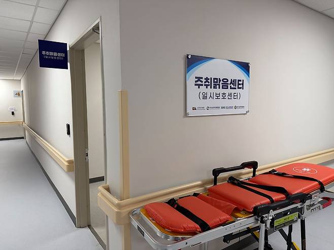 지난 30일 새벽 경기도 수원 수원덕산병원의 ‘주취맑음센터’ 앞에 구급 침대가 대기하고 있다. 임성빈 기자