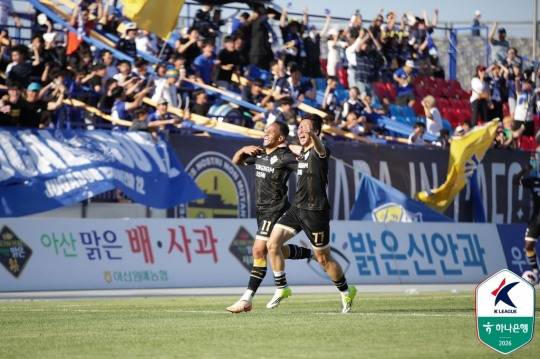 추가 골으 넣은 충남아산 데니손(왼쪽)이 박시후와 세리모니 하고 있다. / 사진=연합뉴스