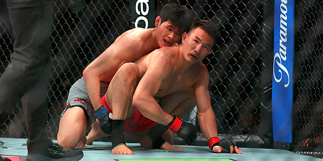 일본 ‘슈토’ 라이트급 1위 임관우가 2026년 5월 중국 마카오특별행정구 인허쭝이관에서 아시아 인재 발굴 프로젝트 Road to UFC 시즌5 페더급 준준결승으로 중국 레슬링선수권대회 청소년부 동메달리스트 아허장아이리누얼을 상대하고 있다. 사진=이교덕 격투기 전문기자 제공