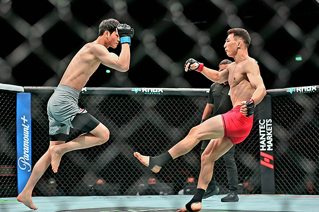 일본 ‘슈토’ 라이트급 1위 임관우가 2026년 5월 중국 마카오특별행정구 인허쭝이관에서 아시아 인재 발굴 프로젝트 Road to UFC 시즌5 페더급 준준결승으로 중국 레슬링선수권대회 청소년부 동메달리스트 아허장아이리누얼을 상대하고 있다. 사진=이교덕 격투기 전문기자 제공