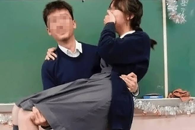 홍콩의 한 남성 교사가 여학생을 신부처럼 품에 안고 있는 사진이 온라인에 확산되면서 파문이 일었다./사진=스레드