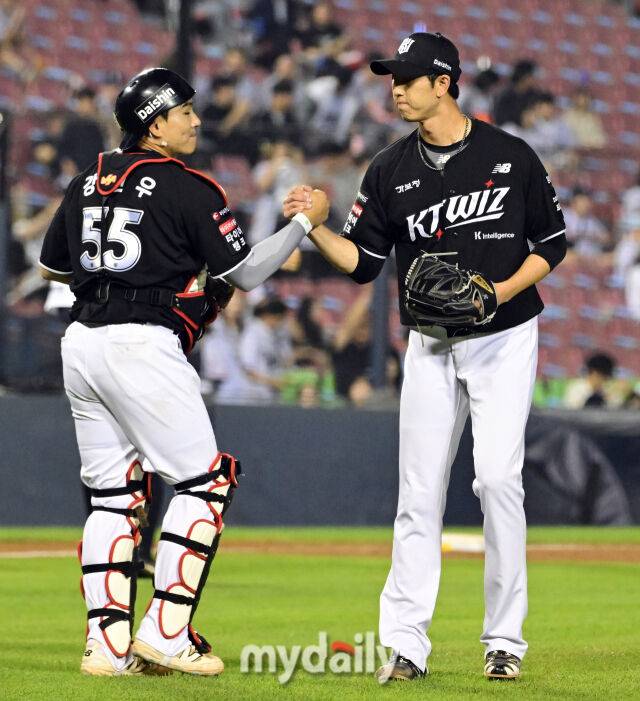 2026년 5월 28일 오후 서울 잠실구장에서 열린 '2026 신한 SOL KBO리그' KT 위즈와 두산 베어스의 경기. KT 김민수와 강현우가 11-3으로 승리한 뒤 기뻐하고 있다./마이데일리
