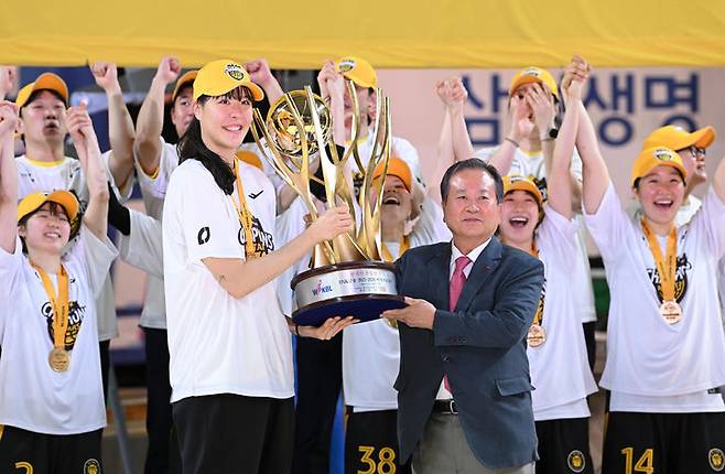 [서울=뉴시스] 김진아 기자 = 26일 경기 용인실내체육관에서 열린 여자프로농구 챔피언결정전 3차전 삼성생명 블루밍스와 KB스타즈의 경기, 80-65로 승리하며 챔피언 자리에 오른 KB스타즈의 박지수가 트로피를 들고 기념촬영을 하고 있다. (사진=WKBL 제공) 2026.04.26. photo@newsis.com *재판매 및 DB 금지