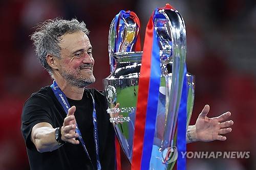UCL 우승 트로피를 껴안는 PSG의 루이스 엔리케 감독 [AP=연합뉴스]