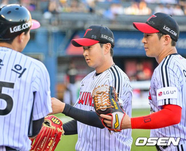 [OSEN=잠실, 민경훈 기자] 30일 서울 잠실야구장에서 ‘2026 신한 SOL Bank KBO리그’ LG 트윈스와 KIA 타이거즈의 경기가 열렸다.이날 LG는 송승기, KIA는 올러를 선발로 내세웠다.6회초를 마친 LG 김진수가 덕아웃으로 향하며 하이파이브를 하고 있다. 2026.05.30 / rumi@osen.co.kr