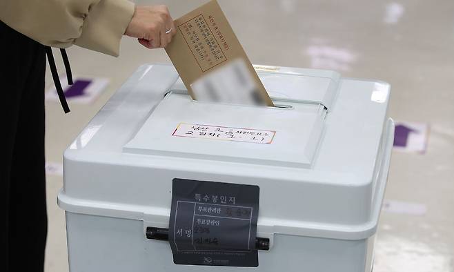 제9회 전국동시지방선거 둘째 날인 지난 30일 대구 중구 2.28민주운동기념회관에 마련된 남산1동 사전투표소에서 유권자들이 투표하고 있다. 뉴스1