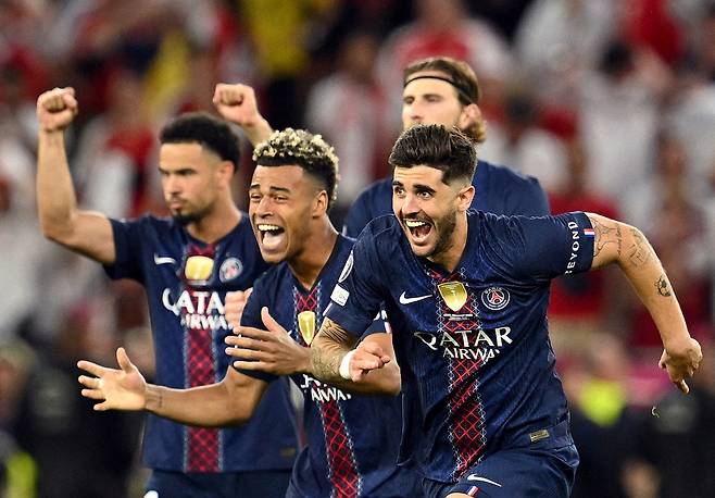 PSG 선수들이 31일 UCL 결승에서 아스널을 상대로 승부차기 끝에 우승이 확정되자 기뻐하고 있다. 로이터연합뉴스