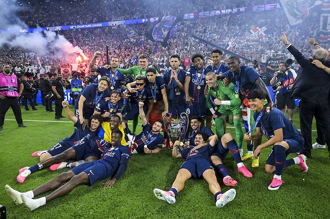 이강인(맨왼쪽) 등 PSG 선수들이 31일 챔피언스리그 우승 후 기뻐하며 기념사진을 찍고 있다. EPA연합뉴스