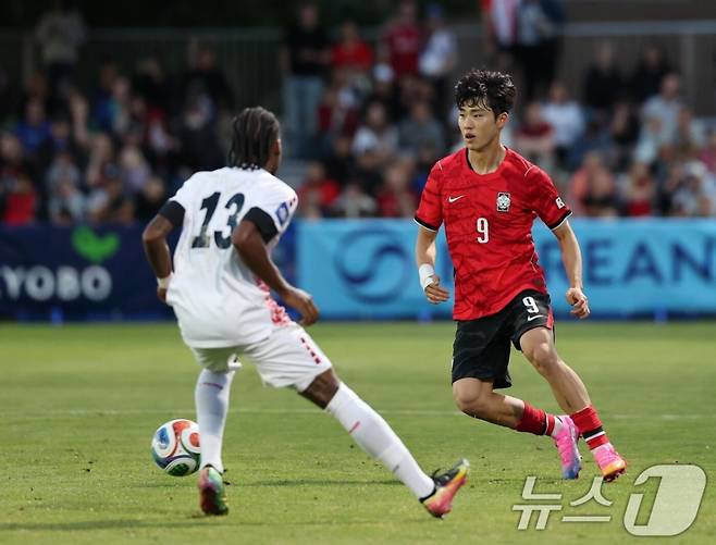 이기혁(오른쪽)이 31일(한국시간) 미국 유타주 프로보의 브리검영대 사우스필드에서 열린 트리니다드토바고와 평가전 경기 중 드리블을 시도하고 있다. /사진=뉴스1