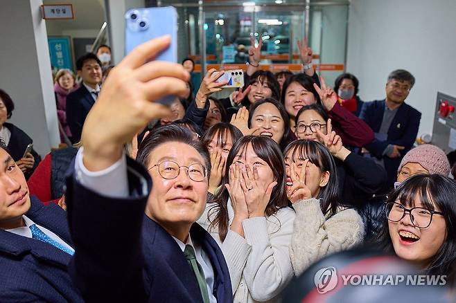 시민들과 기념촬영하는 이재명 대통령 (서울=연합뉴스) 이재명 대통령이 11일 충북 충주시건강복지타운 그냥드림 사업장을 방문해 시민들과 기념촬영을 하고 있다. 2026.2.11 [청와대 제공. 재판매 및 DB 금지] photo@yna.co.kr
