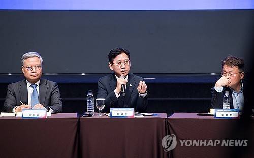 제6차 과학기술기본계획 공청회 (서울=연합뉴스) 배경훈 부총리 겸 과학기술정보통신부 장관이 28일 서울 서초구 엘타워에서 열린 '제6차 과학기술기본계획 공청회'에서 자유토론을 주재하고 있다. 2026.5.28 [과학기술정보통신부 제공. 재판매 및 DB 금지] photo@yna.co.kr