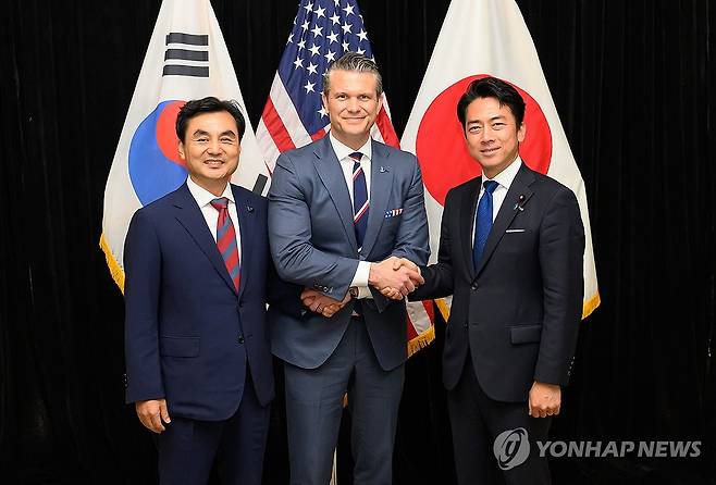 한자리 모인 한미일 국방장관 (서울=연합뉴스) 안규백 국방부 장관(왼쪽)이 30일 오후(현지시간) 싱가포르에서 열린 제23차 아시아안보회의에서 피트 헤그세스 미 전쟁부(국방부) 장관, 고이즈미 신지로 일본 방위상을 만나 기념촬영하고 있다. 2026.5.30 [국방부 제공. 재판매 및 DB금지] photo@yna.co.kr