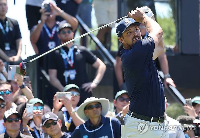 티샷하는 브라이슨 디섐보 (부산=연합뉴스) 김성민 기자 = 31일 부산 기장군 아시아드 컨트리클럽에서 열린 LIV 골프 코리아 대회 4라운드에서 브라이슨 디섐보가 티샷하고 있다. 2026.5.31 ksm7976@yna.co.kr