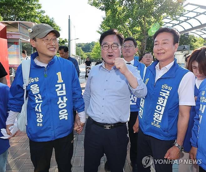 울산 후보들 지원 유세 나선 우원식 (울산=연합뉴스) 김용태 기자 = 우원식 전 국회의장이 31일 울산시 남구 울산대공원에서 더불어민주당 김상욱 울산시장 후보, 전태진 울산 남구갑 국회의원 보선 후보 지원 유세에 나서며 주먹을 쥐어 보이고 있다. 2026.5.31 yongtae@yna.co.kr