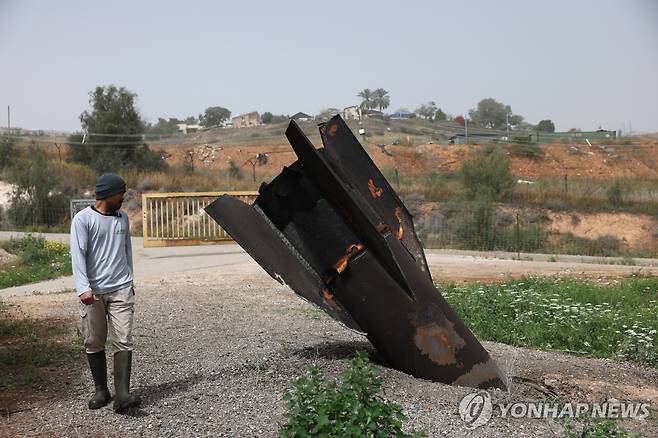 이스라엘에 떨어진 이란 탄도미사일 잔해 [EPA=연합뉴스 자료사진. 재판매 및 DB 금지]