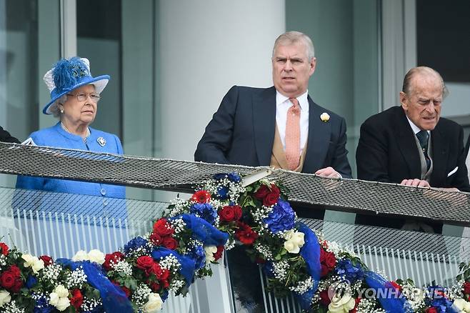 2016년 엘리자베스 2세 여왕과 앤드루 마운트배튼 윈저, 필립공 [AFP=연합뉴스 자료사진. 재판매 및 DB 금지]