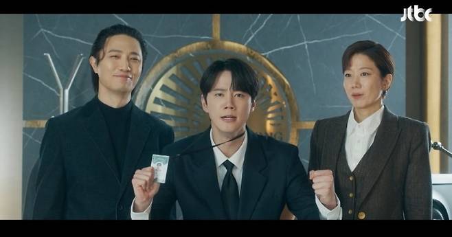 손현주가 인턴사원 이준영으로 최성그룹에 재입성했다./사진제공=JTBC