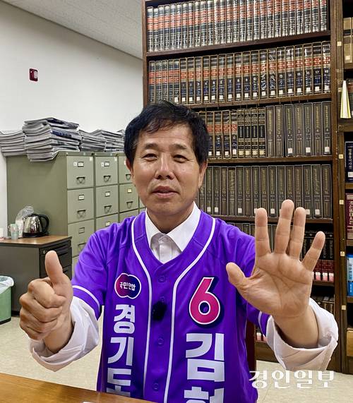 김현욱 국민연합 경기도지사 후보가 자신의 기호인 ‘6’을 손으로 나타내고 있다. 2026.5.27 /강기정기자 kanggj@kyeongin.com