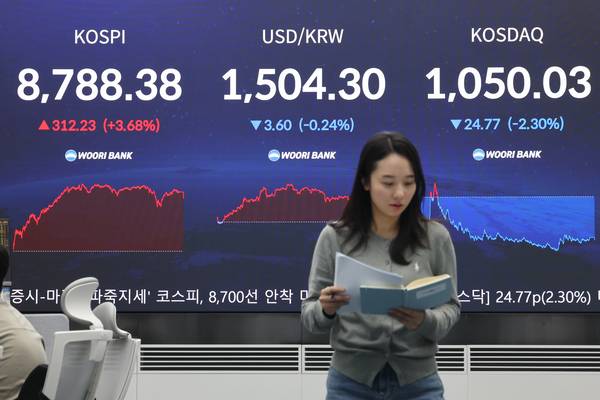 1일 서울 중구 우리은행 본점 딜링룸 현황판에 코스피, 원/달러 환율, 코스닥 지수가 표시돼 있다. 2026.6.1 /연합뉴스