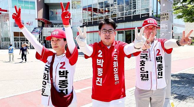 ▲ 연수갑 국회의원 보궐선거에 출마한 박종진 국민의힘 후보가 31일 연수구 일대에서 유권자들을 만나 지지를 호소하고 있다. /양진수기자 photosmith@incheonilbo.com