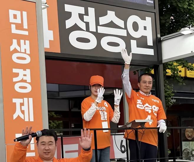 ▲ 연수갑 국회의원 보궐선거에 출마한 정승연 개혁신당 후보가 지난 30일 연수구 일대에서 유권자들을 만나 지지를 호소하고 있다. /사진제공=정승연 선거사무소
