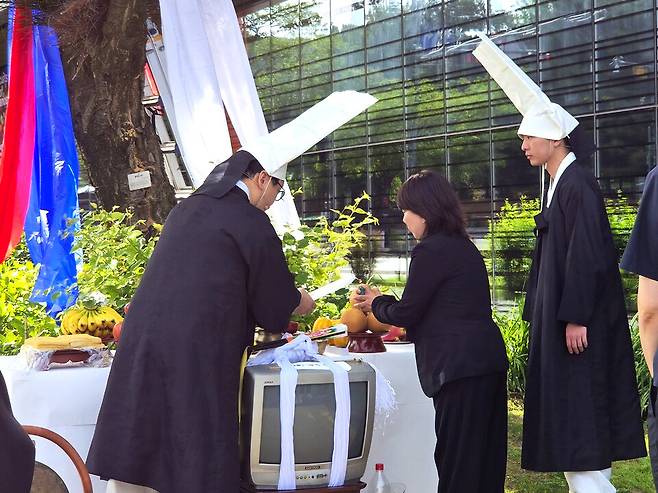 ▲ 1일 오전 8시쯤 백남준아트센터 정문 앞에서 열린 퍼포먼스 '죽음을 모르고 어떻게 삶을 아느냐' 현장 모습. 박남희 백남준아트센터 관장(오른쪽에서 두번째)과 퍼포머들이 추모 의식을 하고 있다. /박지혜 기자 pjh@incheonilbo.com