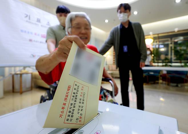 ▲ 제9회 전국동시지방선거를 일주일 앞둔 5월 27일 한 투표소에서 유권자가 거소투표를 하고 있다. /인천일보DB